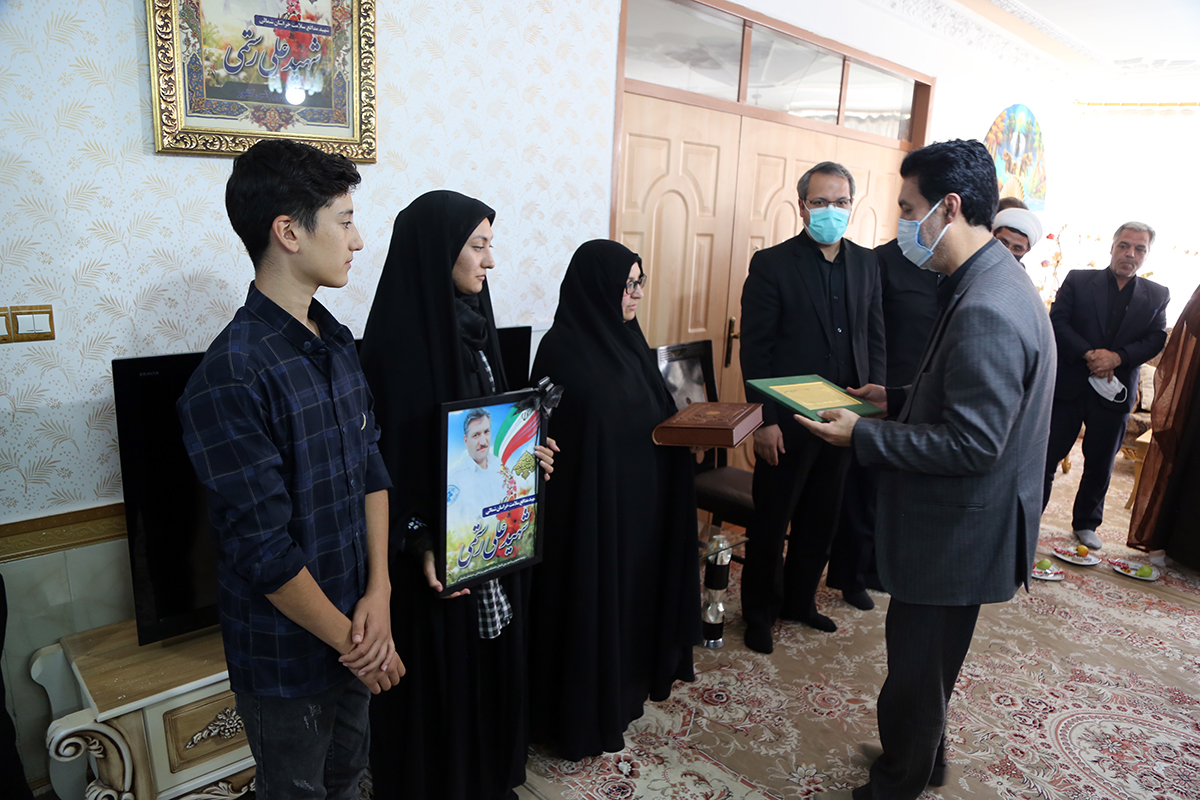 دیدار رئیس دانشگاه علوم پزشکی استان با خانواده شهید مدافع سلامت شیروان و بازدید از بیمارستان امام خمینی (ره)